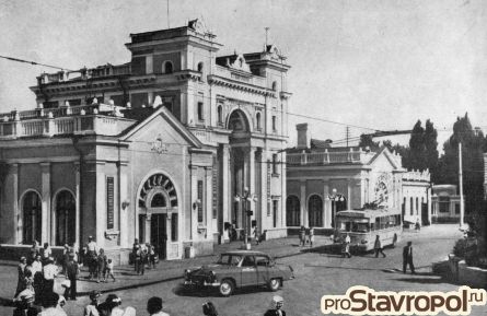 Ворота города - железнодорожный вокзал. 1967 год.