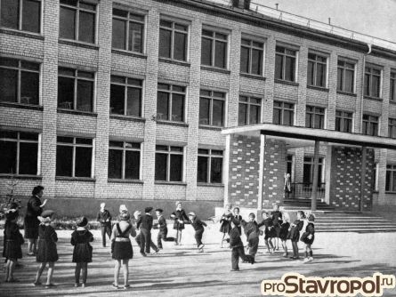 Фото 1967 года. Здание новой 16 школы на 964 учащихся.
