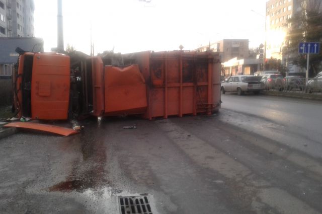 Перевернувшийся мусоровоз парализовал движение на одной из улиц Ставрополя