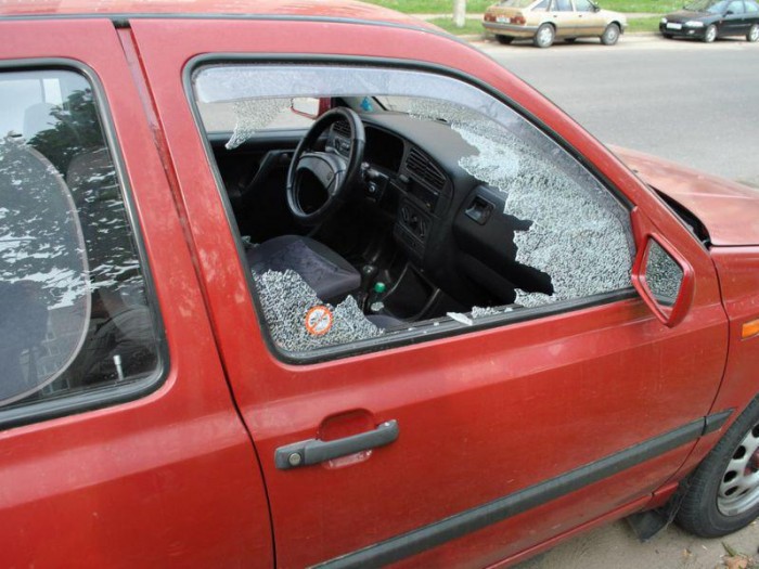 Житель краевой столицы выбил стёкла в трёх автомобилях