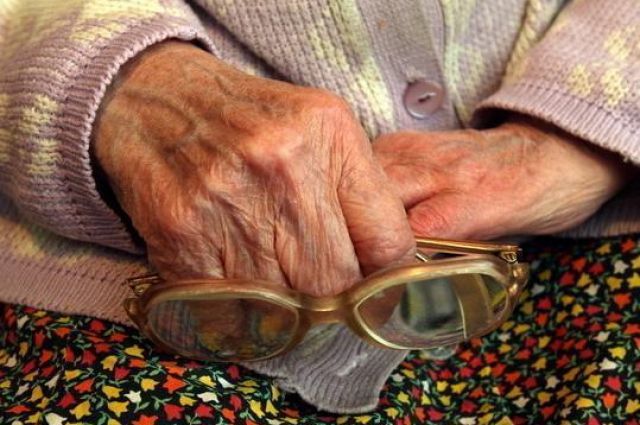 Бабушку 79 лет зарезали из-за денег и гармони