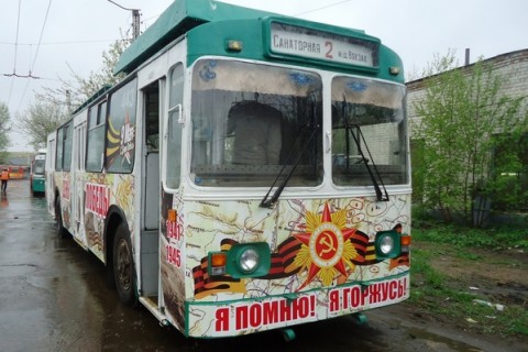 На улицах Ставрополя появились празднично украшенные троллейбусы