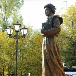 Памятник Первой учительнице — Ставрополь (Фото 1)