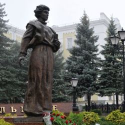 Памятник Первой учительнице — Ставрополь (Фото 2)